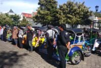 Becak motor berjajar saat dipasangi stiker khusus bentor di Kepatihan. (Harian Jogja/Desi Suryanto)