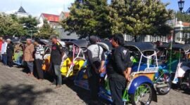 Becak motor berjajar saat dipasangi stiker khusus bentor di Kepatihan. (Harian Jogja/Desi Suryanto)