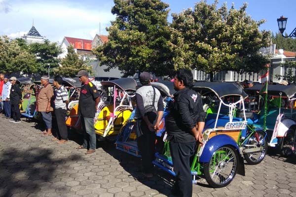 Becak motor berjajar saat dipasangi stiker khusus bentor di Kepatihan. (Harian Jogja/Desi Suryanto)