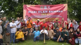 Penataan Lapangan Minggiran menjadi ruang publik hijau diawali kerja bakti bersama yang dipimpin langsung Wali Kota Yogyakarta Hasto Wardoyo pada Minggu (2/11/2025). (Dok Pemkot)