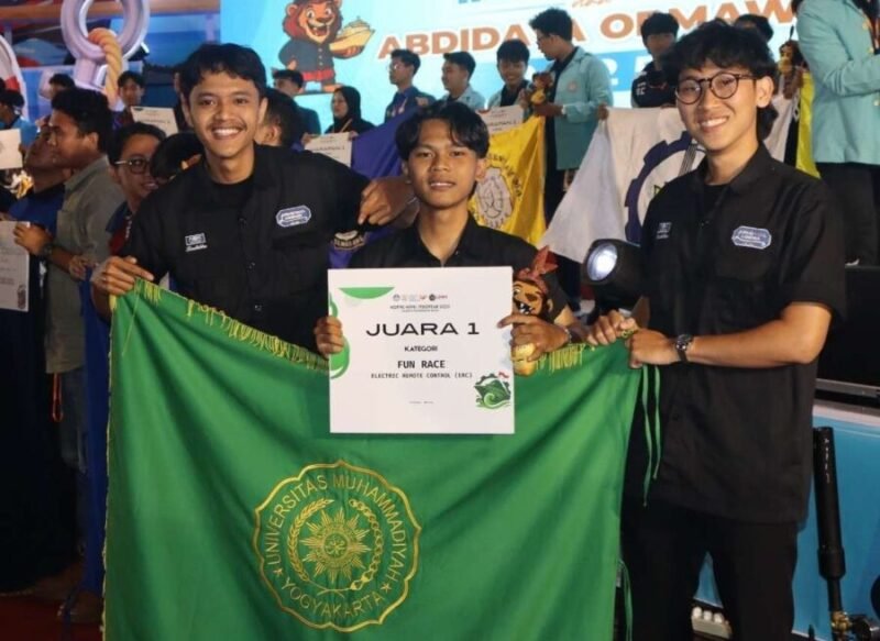 Tim UMY saat meraih juara 1 dalam Kompetisi Kapal Indonesia di Universitas Muhammadiyah Malang. (Dok UMY)