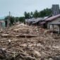 Kayu gelondongan menumpuk di hilir pasca banjir besar Sumatera. (Joke)