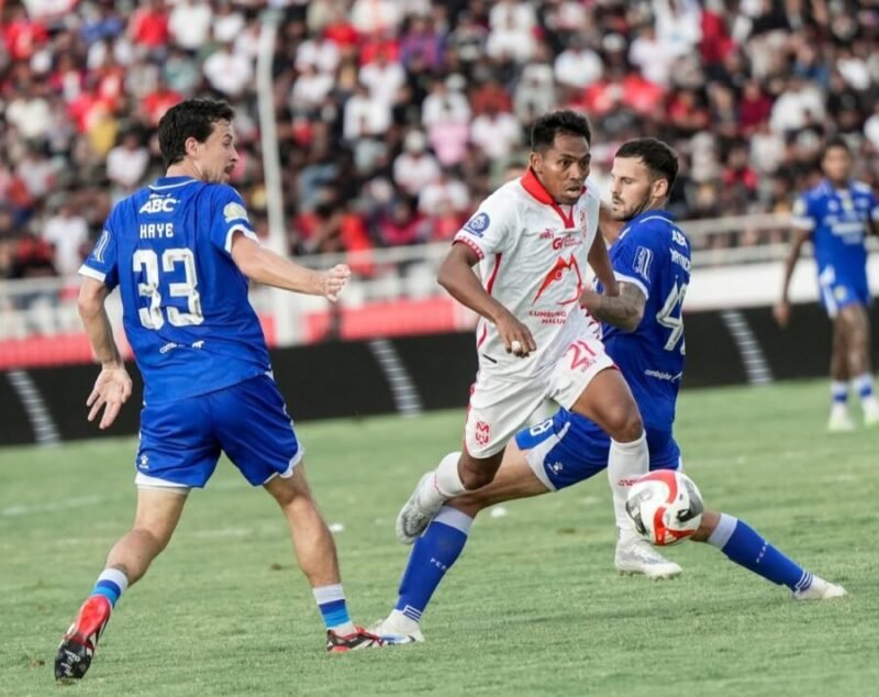 Persib kalah 0-2 dari Malut United pada laga tunda pekan ke-12 di Stadion Gelora Kie Raha, Ternate, Minggu (14/12/2025). (Malut United)