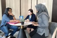 Chandra Bangkit Saputra, SH. Lanny Mariska bersama kuasa hukumnya, Chandra Bangkit, SH, saat memberi keterangan sesuai mengadu ke Kompolnas.