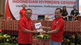  Peluncuran Buku “Profesi Mulia Itu Bernama Hipnotis” dari Ketua Umum PKHI /Direktur IHC Avifi Arka kepada I Dewa Gede Sayang Adi Yadnya (Sekum DPN KITA IHC)
