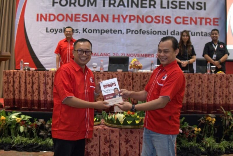  Peluncuran Buku “Profesi Mulia Itu Bernama Hipnotis” dari Ketua Umum PKHI /Direktur IHC Avifi Arka kepada I Dewa Gede Sayang Adi Yadnya (Sekum DPN KITA IHC)