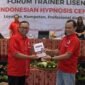  Peluncuran Buku “Profesi Mulia Itu Bernama Hipnotis” dari Ketua Umum PKHI /Direktur IHC Avifi Arka kepada I Dewa Gede Sayang Adi Yadnya (Sekum DPN KITA IHC)
