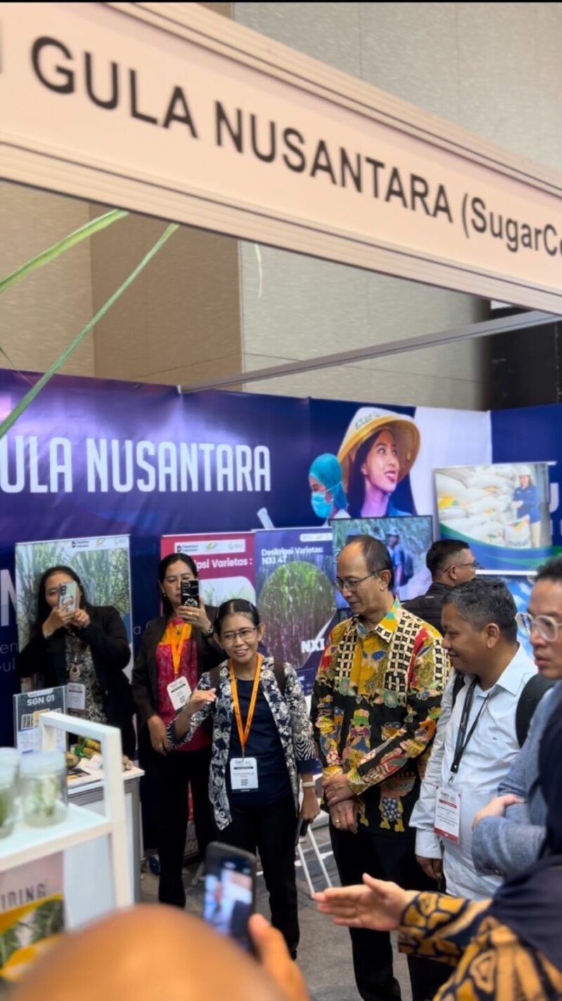 Kunjungan Ketua Umum Kadin Jawa Timur di booth PT Sinergi Gula Nusantara di ajang Pameran Teknologi Industri Sugarex Indonesia 2025 (12/11).