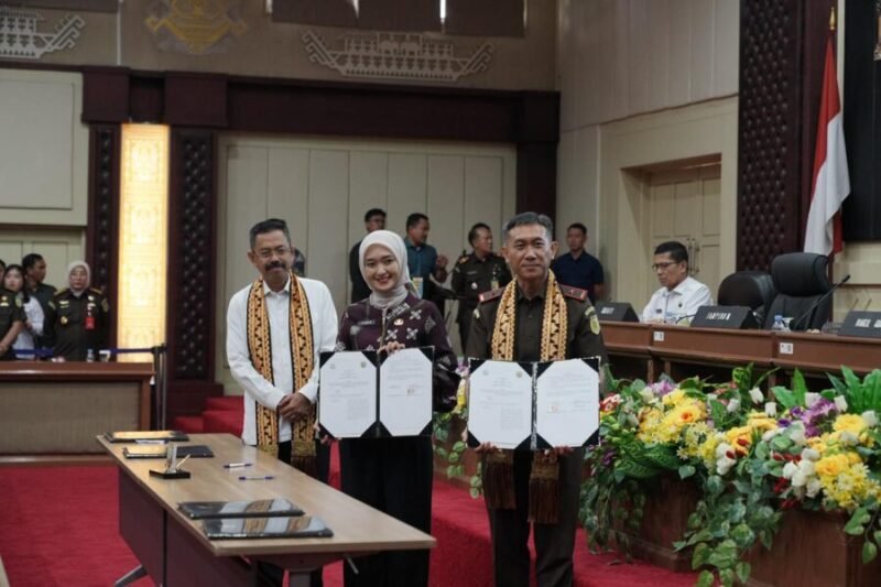 Kejaksaan Tinggi (Kejati) Lampung dan Pemerintah Provinsi (Pemprov) Lampung resmi menandatangani Nota Kesepahaman/Perjanjian Kerja Sama (PKS) tentang Pelaksanaan Pidana Kerja Sosial bagi Pelaku Tindak Pidana serta Optimalisasi Penanganan dan Penyelesaian Perkara Berbasis Keadilan Restoratif.