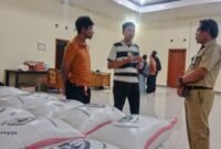 Pemda DIY menyalurkan bantuan beras untuk mahasiswa dari keluarga terdampak banjir Aceh di Asrama Tjut Nyak Dien di Palembang. (Dok Humas Pemda)