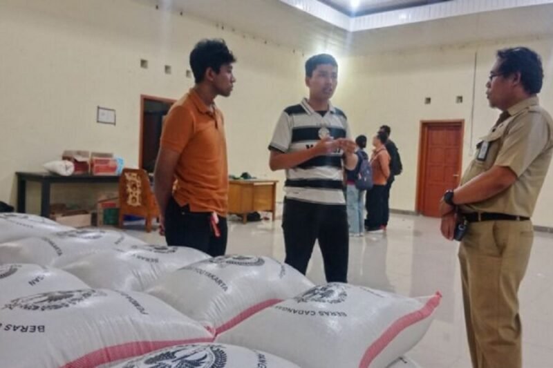 Pemda DIY menyalurkan bantuan beras untuk mahasiswa dari keluarga terdampak banjir Aceh di Asrama Tjut Nyak Dien di Palembang. (Dok Humas Pemda)
