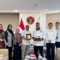 Wakil Rektor Bidang Pendidikan dan Kemahasiswaan, Prof. Dr. Zuly Qodir, M.Ag., mendiskusikan sejumlah peluang kolaborasi di bidang pencegahan ekstremisme dan penguatan kapasitas mahasiswa, Direktur Pencegahan BNPT, Brigjen TNI Dr. Sigit Karyadi, S.H., M.H., menyambut positif. (Dok UMY)