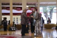 Wakil Gubernur DIY KGPAA Paku Alam X menyerahkan penghargaan kepada Sutradara Wregas Bhanuteja. (Humas Pemda DIY)