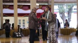 Wakil Gubernur DIY KGPAA Paku Alam X menyerahkan penghargaan kepada Sutradara Wregas Bhanuteja. (Humas Pemda DIY)