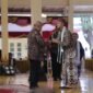 Wakil Gubernur DIY KGPAA Paku Alam X menyerahkan penghargaan kepada Sutradara Wregas Bhanuteja. (Humas Pemda DIY)