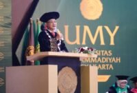 Rektor UMY, Achmad Nurmandi, mengingatkan ratusan wisudawan bahwa dunia kerja hari ini tak lagi berkutat pada gelar dan nilai semata. (Dok UMY)