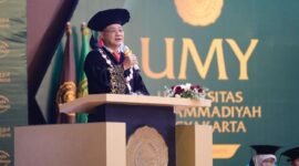Rektor UMY, Achmad Nurmandi, mengingatkan ratusan wisudawan bahwa dunia kerja hari ini tak lagi berkutat pada gelar dan nilai semata. (Dok UMY)