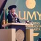 Rektor UMY, Achmad Nurmandi, mengingatkan ratusan wisudawan bahwa dunia kerja hari ini tak lagi berkutat pada gelar dan nilai semata. (Dok UMY)