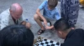 Ilustrasi - Wisatawan asing sekeluarga lebur bermain dengan warga di Kota Yogyakarta. (Istimewa)