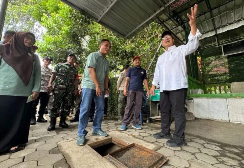 Wali Kota Yogyakarta Hasto Wardoyo saat panen ketiga Biopori Jumbo (Bimbo) bersama warga RW 05 Kampung Mangkuyudan, Kota Yogyakarta, Jumat (24/1/2026). (Humas Pemkot) 
