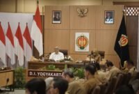 Wakil Gubernur Daerah Istimewa Yogyakarta KGPAA Paku Alam X saat membuka Kick Off Meeting Pelaporan Pemerintah Daerah se-DIY di Gedhong Pracimasana, Kompleks Kepatihan, Yogyakarta, Senin (5/1/2025). (Humas Pemda DIY)