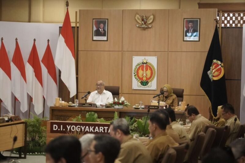 Wakil Gubernur Daerah Istimewa Yogyakarta KGPAA Paku Alam X saat membuka Kick Off Meeting Pelaporan Pemerintah Daerah se-DIY di Gedhong Pracimasana, Kompleks Kepatihan, Yogyakarta, Senin (5/1/2025). (Humas Pemda DIY)