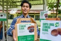 Inovasi Muhammad Aryo bersama timnya mengolah tempurung kelapa menjadi briket ramah lingkungan yang kini diminati pasar Eropa dan Asia. (Humas UMY)