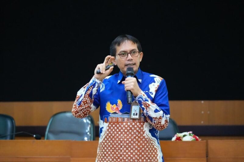 Kepala Istana Kepresidenan Yogyakarta, Deni Mulyana, memberikan materi dalam Pelatihan Keprotokolan Universitas Muhammadiyah Yogyakarta (UMY), Kamis (15/1/2036), di Gedung AR Fachruddin A Lantai 5 UMY. (UMY)