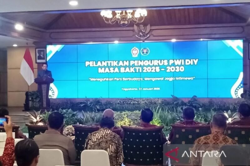 Gubernur Daerah Istimewa Yogyakarta Sri Sultan Hamengku Buwono X menyampaikan sambutan pelantikan pengurus Persatuan Wartawan Indonesia (PWI) DIY periode 2025–2030 di Yogyakarta, Kamis (22/1/2026). (Humas Pemda DIY)