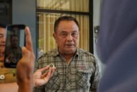 Sekretaris Komisi C DPRD DIY Koeswanto memberi keterangan usai bersama rombongan meninjau jalan rusak. (Humas DPRD DIY)