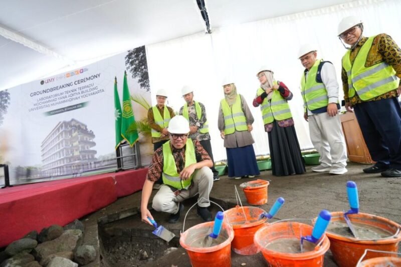 UMY memulai pembangunan Laboratorium Teknik Terpadu Yana Aditya Building melalui prosesi peletakan batu pertama, Jumat (30/1/2026), di Kompleks Gedung Teknik UMY. (Humas UMY(