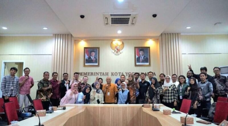 Penandatanganan perjanjian kerja sama antara Pemkot Yogyakarta dan 23 LBH/OBH di Daerah Istimewa Yogyakarta, Jumat (23/1/2026). (Dok Pemkot)