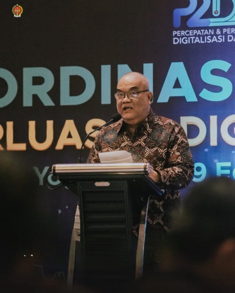 Wakil Gubernur DIY KGPAA Paku Alam X saat membacakan sambutan Gubernur DIY dalam Rapat Koordinasi Wilayah Barat P2DD 2026 di Yogyakarta, Senin (9/2/2026).