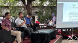 Ketua Komisi A DPRD DIY Eko Suwanto saat dialog dengan insan media dalam rangka Sosialisasi Perda DIY Nomor 13 Tahun 2016 tentang Penyelenggaraan Penyiaran, Jumat (20/2/2026). (Humas DPRD DIY)