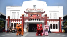 Atraksi barongsai dan liong seraya membagikan jeruk mandarin kepada pelanggan PT Kereta Api Indonesia (Persero) Daerah Operasi 6 Yogyakarta di Stasiun Tugu, Selasa (17/3/2026). (PTKAI)