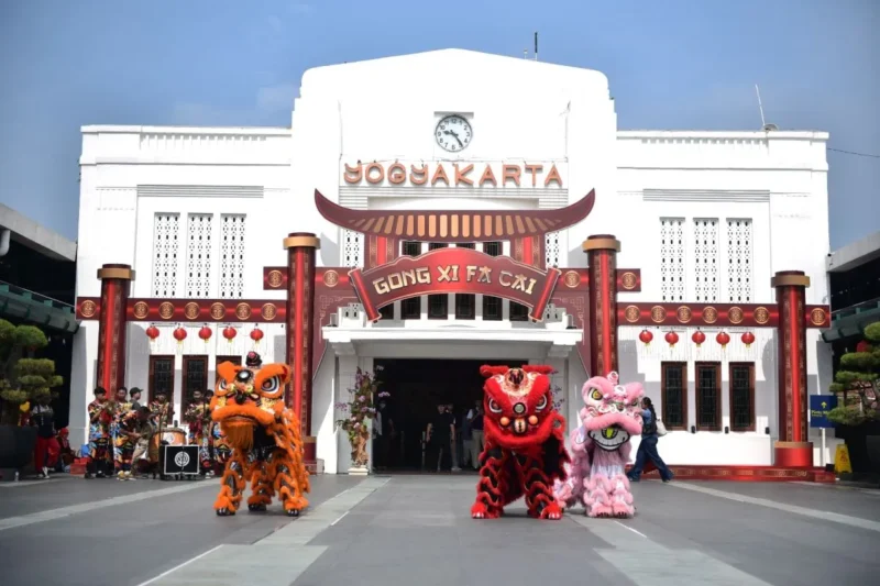 Atraksi barongsai dan liong seraya membagikan jeruk mandarin kepada pelanggan PT Kereta Api Indonesia (Persero) Daerah Operasi 6 Yogyakarta di Stasiun Tugu, Selasa (17/3/2026). (PTKAI)