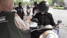 UMY membagikan 5.000 paket takjil per hari secara drive thru di Sportorium. (Humas UMY)