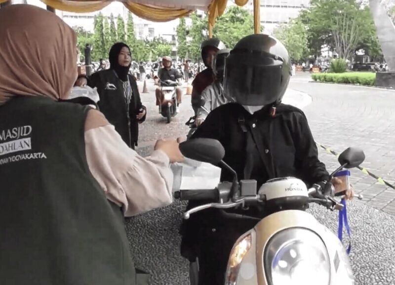 UMY membagikan 5.000 paket takjil per hari secara drive thru di Sportorium. (Humas UMY)