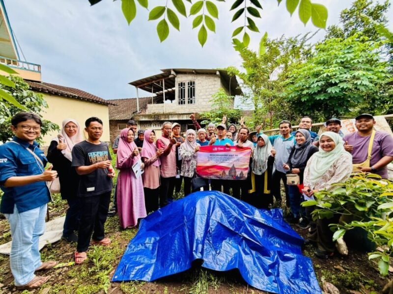 Universitas Muhammadiyah Yogyakarta menggandeng University Community Transformation Centre (UCTC) Universiti Putra Malaysia dalam program pengabdian kepada masyarakat di Kelompok Tani Kopi Sumber Berkah, Desa Citrosono, Kecamatan Grabag, Kabupaten Magelang, Senin (16/2/2026). (Humas UMY)