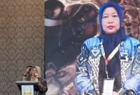 Ketua Panitia Anugerah INDOPOSCO, Affan Iskandar (kiri) menyerahkan Anugerah INDOPOSCO kepada Pemred Media Sudut Pandang, Umi Sjarifah (kanan) pada peringatan HUT ke-5 INDOPOSCO bertema “Kepak Membawa Dampak” di Jakarta, Selasa (3/2/2026).