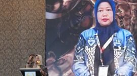 Ketua Panitia Anugerah INDOPOSCO, Affan Iskandar (kiri) menyerahkan Anugerah INDOPOSCO kepada Pemred Media Sudut Pandang, Umi Sjarifah (kanan) pada peringatan HUT ke-5 INDOPOSCO bertema “Kepak Membawa Dampak” di Jakarta, Selasa (3/2/2026).