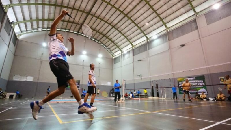 Turnamen bulu tangkis lintas instansi Rektor Cup 2026 di GOR UMY, Selasa (10/2/2026),  diikuti 16 tim dari berbagai lembaga di Daerah Istimewa Yogyakarta (DIY). (Humas UMY)