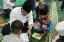 Wakil Wali Kota Yogyakarta, Wawan Harmawan, menandatangani buku catatan anak-anak yang mengikuti ceramahnya di Masjid Pangeran Diponegoro, kompleks Balai Kota Yogyakarta, Rabu (18/2/2026). (Humas Pemkot)