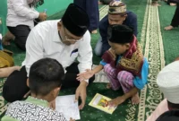Wakil Wali Kota Yogyakarta, Wawan Harmawan, menandatangani buku catatan anak-anak yang mengikuti ceramahnya di Masjid Pangeran Diponegoro, kompleks Balai Kota Yogyakarta, Rabu (18/2/2026). (Humas Pemkot)
