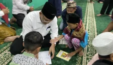 Wakil Wali Kota Yogyakarta, Wawan Harmawan, menandatangani buku catatan anak-anak yang mengikuti ceramahnya di Masjid Pangeran Diponegoro, kompleks Balai Kota Yogyakarta, Rabu (18/2/2026). (Humas Pemkot)