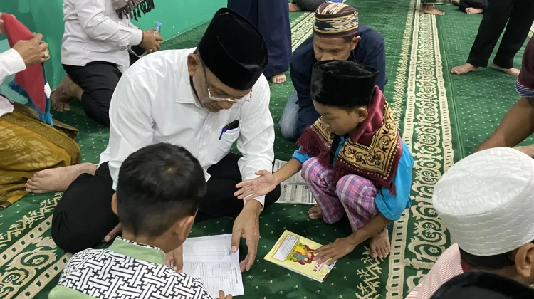 Wakil Wali Kota Yogyakarta, Wawan Harmawan, menandatangani buku catatan anak-anak yang mengikuti ceramahnya di Masjid Pangeran Diponegoro, kompleks Balai Kota Yogyakarta, Rabu (18/2/2026). (Humas Pemkot)