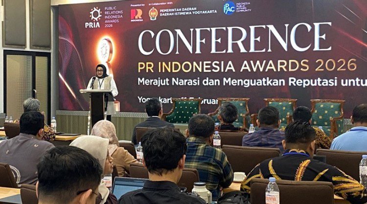 Sekretaris Daerah Daerah Istimewa Yogyakarta (DIY) Ni Made Dwipanti Indriyani mbuja conference PR Indonesia Awards (PRIA) 2026 di Gedung Pracimosono, Kompleks Kepatihan, Yogyakarta, Rabu (11/2/2026). (Dok PRIA)