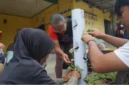 Mahasiswa UMY mengenalkan sistem tanam vertikal sebagai solusi bercocok tanam di lahan terbatas kepada warga Klangkapan. (Dok UMY)
