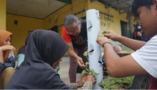 Mahasiswa UMY mengenalkan sistem tanam vertikal sebagai solusi bercocok tanam di lahan terbatas kepada warga Klangkapan. (Dok UMY)