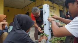 Mahasiswa UMY mengenalkan sistem tanam vertikal sebagai solusi bercocok tanam di lahan terbatas kepada warga Klangkapan. (Dok UMY)